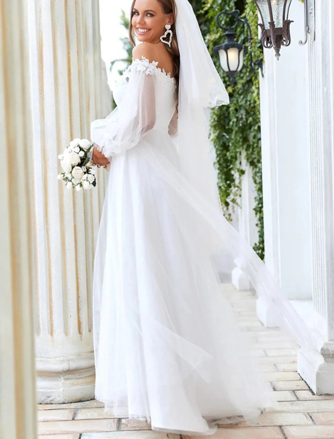 Beach Wedding Dresses A-Line Off Shoulder Long Sleeve Floor Length Tulle Bridal Gowns With Lace Insert Appliques Summer Wedding Party